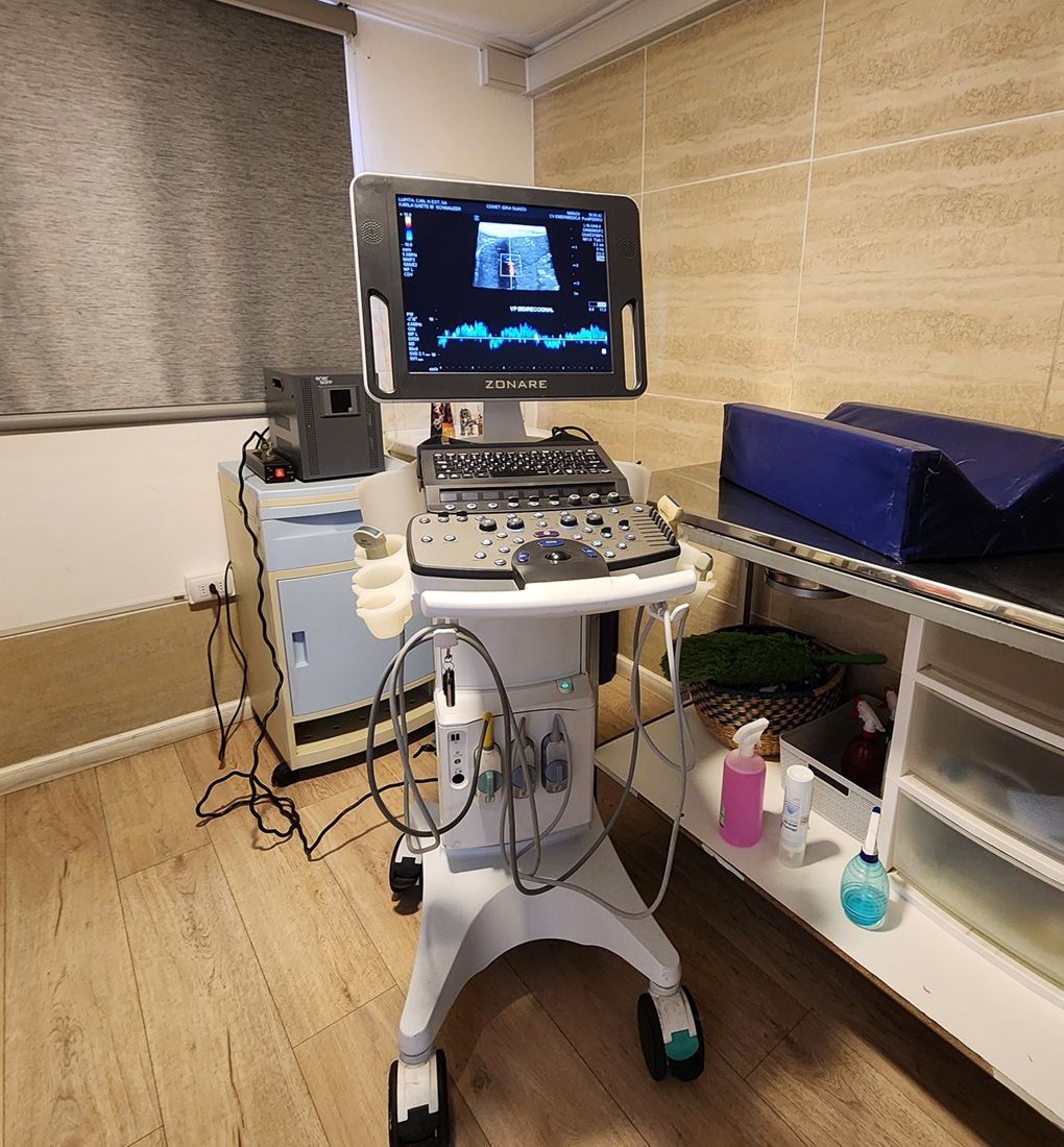 Sala de ecografía con ecógrafo Doppler
